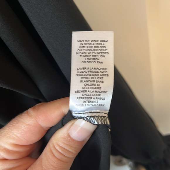 Tahari XL petite buttoned blouse with ruffled cuffs and v-neck cut - Picture 5 of 6